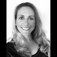 Dr. Anna  Muench
