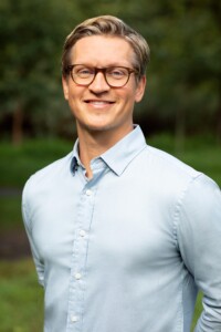 Dr. Mitchell T McKnight